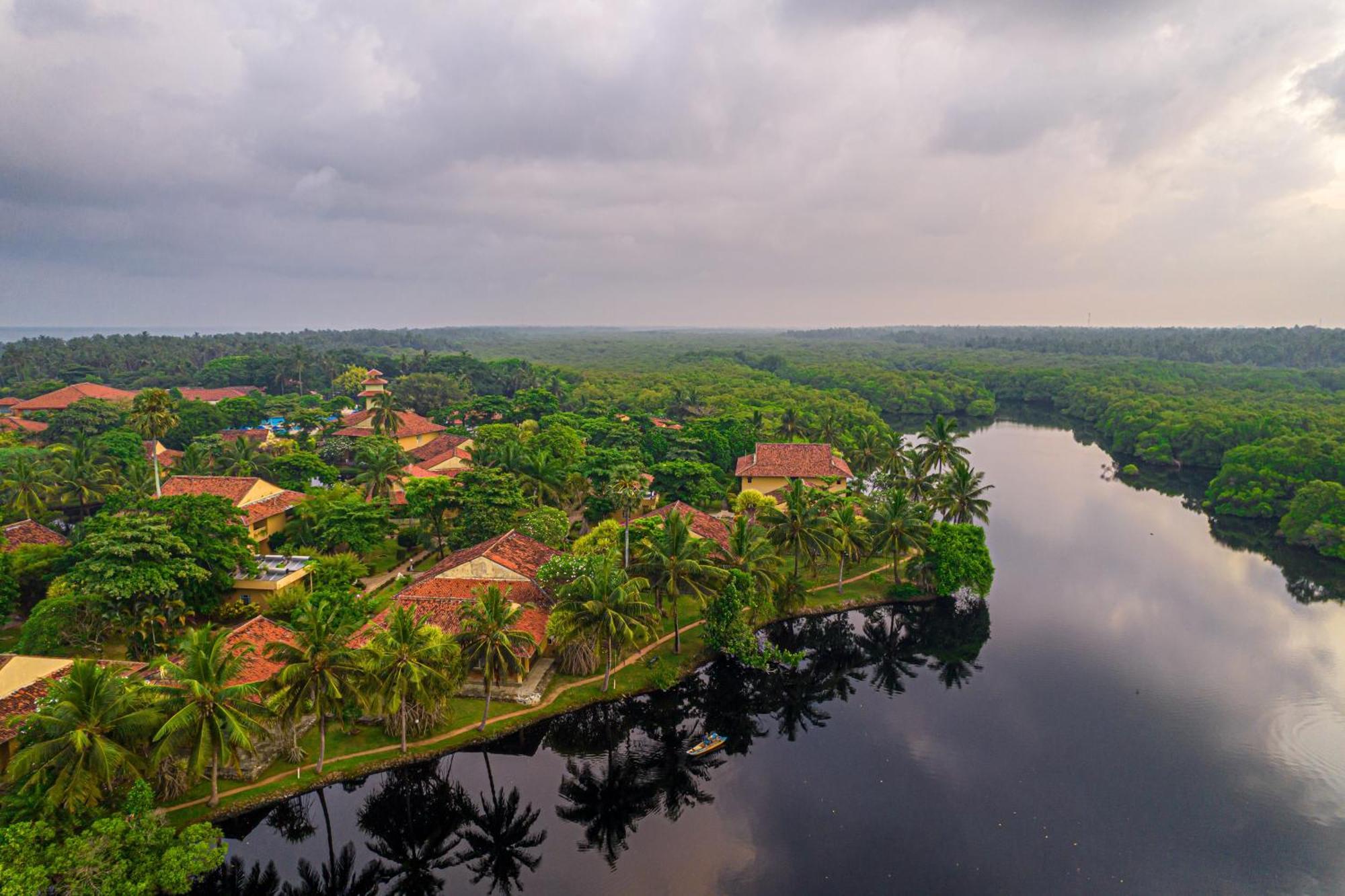 Club Palm Bay Hotel Marawila Exterior photo
